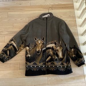 Beautiful fleece horse jacket. This has been professionally dry cleaned.
